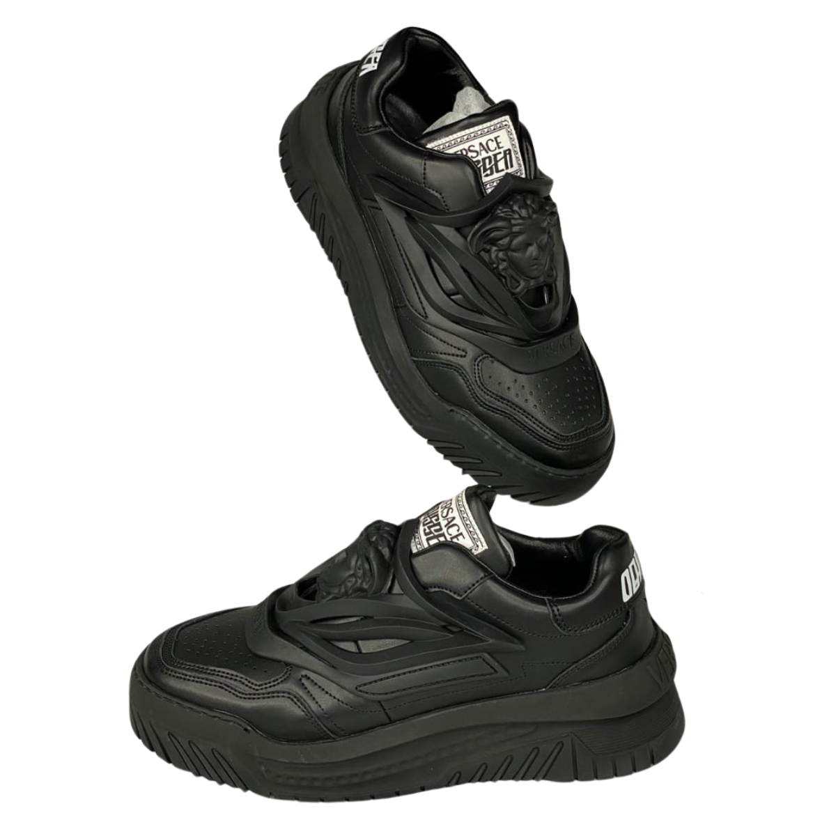 Tenis Versace Odissea Hombre: Exclusividad y Estilo en Cada Paso Si estás buscando Tenis Versace Odissea Hombre para añadir un toque de lujo y estilo a tu guardarropa, has llegado al lugar indicado. En Onlineshoppingcenterg, ofrecemos una selección exclusiva de estos tenis de alta gama que no solo destacan por su diseño, sino también por la calidad superior que caracteriza a la marca Versace. Aquí te explicamos todo lo que necesitas saber para tomar la mejor decisión de compra.  ¿Por Qué Elegir Tenis Versace Odissea Hombre? Los Tenis Versace Odissea Hombre son sinónimo de sofisticación y vanguardia. Estos tenis combinan un diseño audaz con materiales de primera calidad, lo que los convierte en una elección ideal para quienes buscan destacar con estilo. Además, su comodidad y durabilidad aseguran que no solo te verás bien, sino que también te sentirás bien al usarlos.  Características Destacadas: Diseño Exclusivo: Cada par de Tenis Versace Odissea Hombre presenta detalles únicos que reflejan la esencia de la marca. Comodidad Superior: Fabricados con materiales premium, estos tenis garantizan una experiencia de uso confortable. Versatilidad: Perfectos para combinar con diferentes estilos, desde un look casual hasta uno más sofisticado. Precios de los Tenis Versace Odissea Hombre En Onlineshoppingcenterg, entendemos que el precio es un factor clave al momento de comprar Tenis Versace Odissea Hombre. Por ello, te ofrecemos opciones que se ajustan a distintos presupuestos sin comprometer la calidad.